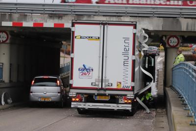Weer staat er een vrachtwagen vast onder berucht viaduct Hertog Janstraat Waalwijk