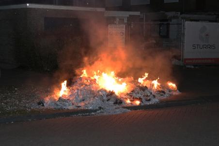 Berg papier in brand aan de Andoornstraat Waalwijk