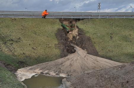 UPDATE: Regen slaat groot gat in talud onder brug A59 Waalwijk-Oost