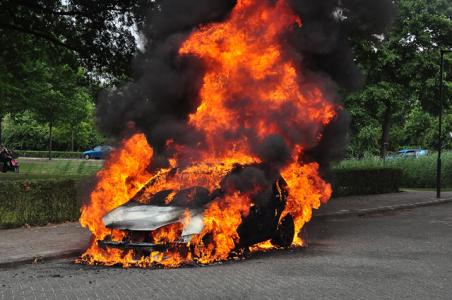 Auto compleet in lichterlaaie in Waalwijk