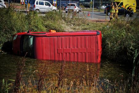 Bestelbus belandt in sloot na aanrijding aan de Pakketweg Waalwijk