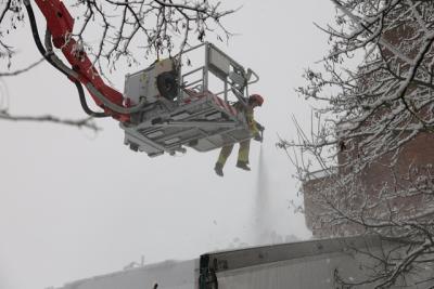 Schaatsbaan in centrum Waalwijk ontruimd: dak dreigt in te zakken door sneeuwlast
