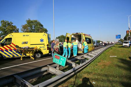 Vrouw krijgt hevige weeën in file achter ongeluk op A59 Waalwijk