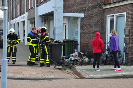 Bewoners en brandweerlieden blussen brandende vuilniszakken in Waalwijk