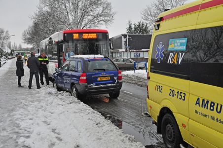 Automobilist glijdt door in bocht en botst tegen bus aan de Prof. Keesomweg Waalwijk