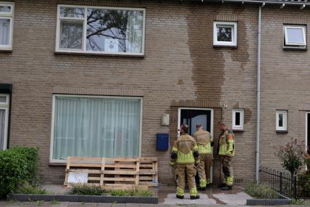 Gesprongen waterleiding zorgt voor veel schade in woning aan de Dr. Ringersstraat Waalwijk
