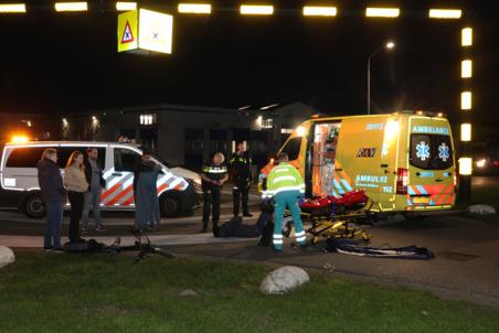 Fietser klapt op voorruit van auto aan de Vijzelweg Waalwijk