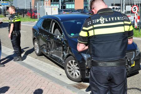 Automobilist botst op vrachtwagen aan de Schutweg Waalwijk