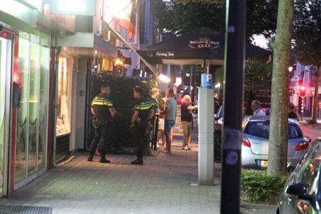 Man staat met mes te zwaaien aan de Stationsstraat Waalwijk