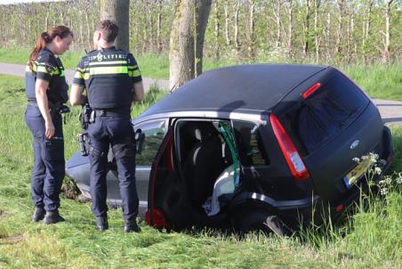 Man belandt met auto in droge sloot aan de Nieuwe Munnikensteeg Waalwijk