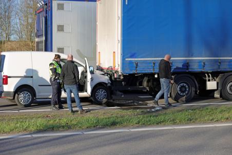 Bestelbus klapt op vrachtwagen: Ochtendspits N261 richting Waalwijk volledig vast