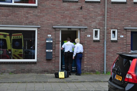 Politie breekt deur open van woning aan de Mr. Luybenstraat Waalwijk
