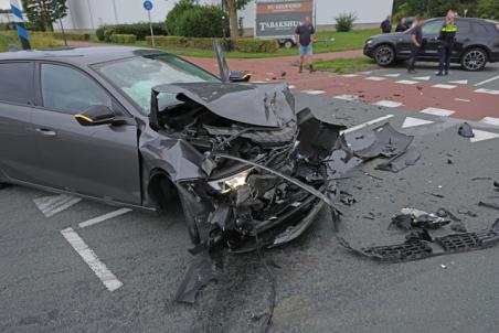 Flinke aanrijding op beruchte kruising Kloosterheulweg in Waalwijk