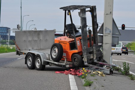 Auto verliest aanhanger met heftruck op de Midden-Brabantweg Waalwijk