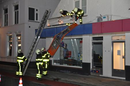 Stormschade bij Olympia uitzendbureau aan de Grotestraat Waalwijk