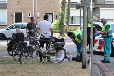 Fietser klapt op voorruit van auto aan de Groenewoudlaan Waalwijk