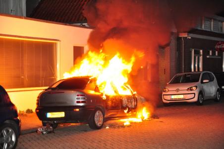 Auto brandt uit in Waalwijk, ruit van huis sneuvelt vanwege de hitte