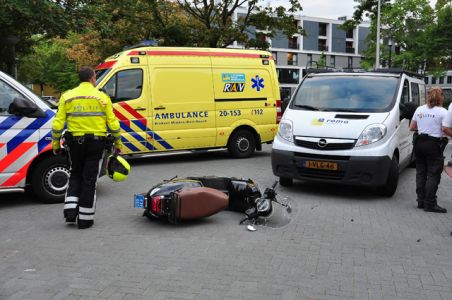 Aanrijding tussen snorscooter en auto aan de Heermanslaan Waalwijk