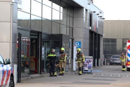 Brandweer rukt uit voor een brandlucht bij autobedrijf aan de Kleiweg Waalwijk