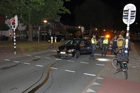 Auto botst tegen lantaarnpaal in Waalwijk