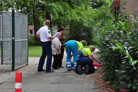 Meisje krijgt bal tegen haar hoofd en raakt vervolgens buiten bewustzijn aan de Madeliefstraat Waalwijk