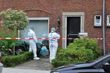 Recherche doet onderzoek in woning aan de Guido Gezellestraat Waalwijk