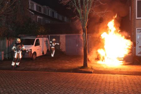 Bestelbus gaat in vlammen op aan de Potgieterstraat Waalwijk