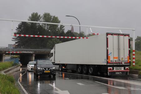 Vrachtwagenchauffeur botst met vrachtwagen tegen waarschuwingsbalk aan de Hertog Janstraat Waalwijk