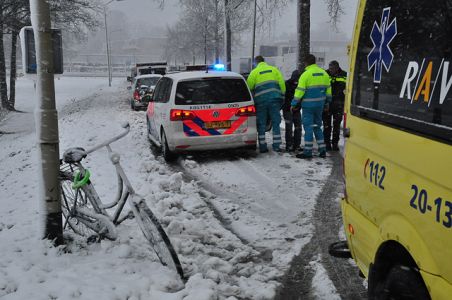 Man van fiets gereden aan de Emmikhovensestraat Waalwijk