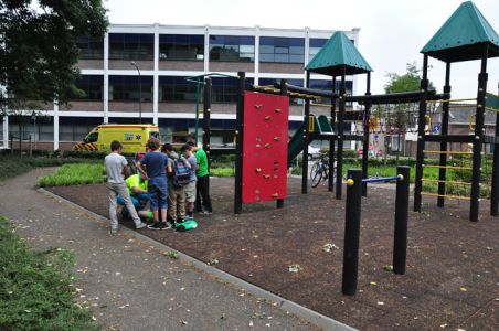 Jongen valt hard van speeltoestel aan de Groenstraat Waalwijk