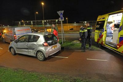 Bestuurder komt met de schrik vrij na aanrijding in vroege ochtendspits Biesbosweg