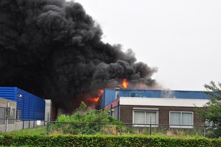 UPDATE: Grote brand in bedrijfshal aan Industrieweg Waalwijk
