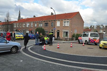 Man vliegt over motorkap van auto aan de Baardwijksestraat Waalwijk