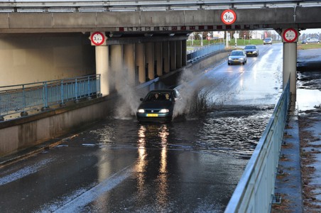 Veel water onder viaduct aan de Hertog Janstraat Waalwijk