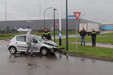 Automobilist botst met auto tegen vrachtwagen aan de Pakketweg Waalwijk