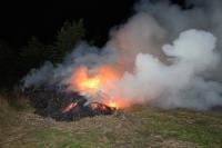 Berg hooi en riet in brand aan Meidoornweg in Waalwijk