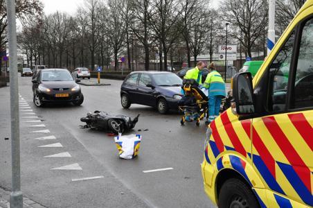 Vrouw naar het ziekenhuis na aanrijding op kruising in Waalwijk