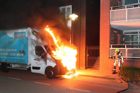 Bakwagen van Autohopper gaat in vlammen op aan de Grotestraat Waalwijk