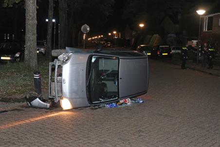 Auto belandt op zijn kant aan de Coubertinlaan Waalwijk