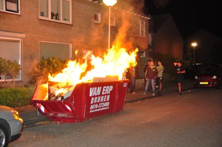 Bouwcontainer met afval in brand aan de Richard Wagnerstraat Waalwijk