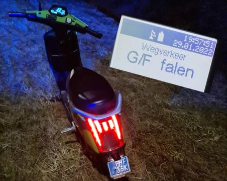 Jongen rijdt met Go Sharing snorscooter over de Midden-Brabantweg Waalwijk