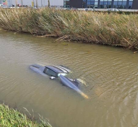 Man rijdt met zijn Dodge auto de sloot in aan de Midden-Brabantweg Waalwijk