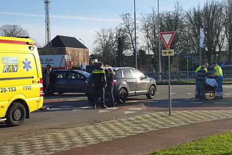 Fietsster gewond naar ziekenhuis na aanrijding met auto aan de Altenaweg Waalwijk