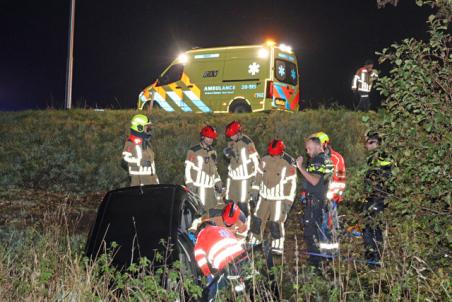 Bestuurster belandt met auto in de sloot bij Waalwijk-Oost