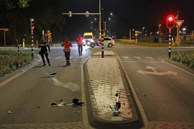 Auto crasht en raakt meerdere verkeerspalen op kruising aan de Akkerlaan Waalwijk