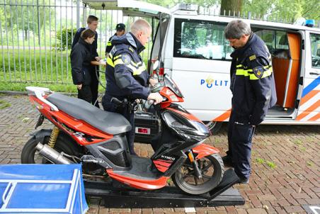 Scooter- en bromfietscontrole bij RKC aan de Olympiaweg Waalwijk