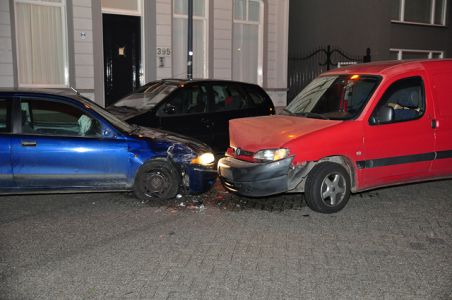 Man ramt 2 auto’s en vlucht voor de politie aan de Grotestraat Waalwijk