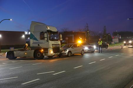 Spitsverkeer Haven 7 loopt vast na aanrijding tussen vrachtwagen en auto op Midden-Brabantweg