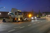 Spitsverkeer Haven 7 loopt vast na aanrijding tussen vrachtwagen en auto op Midden-Brabantweg