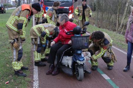 Hondenriem vast tussen scootmobiel tijdens uitlaten hondje aan de Burg. van der Klokkenlaan Waalwijk